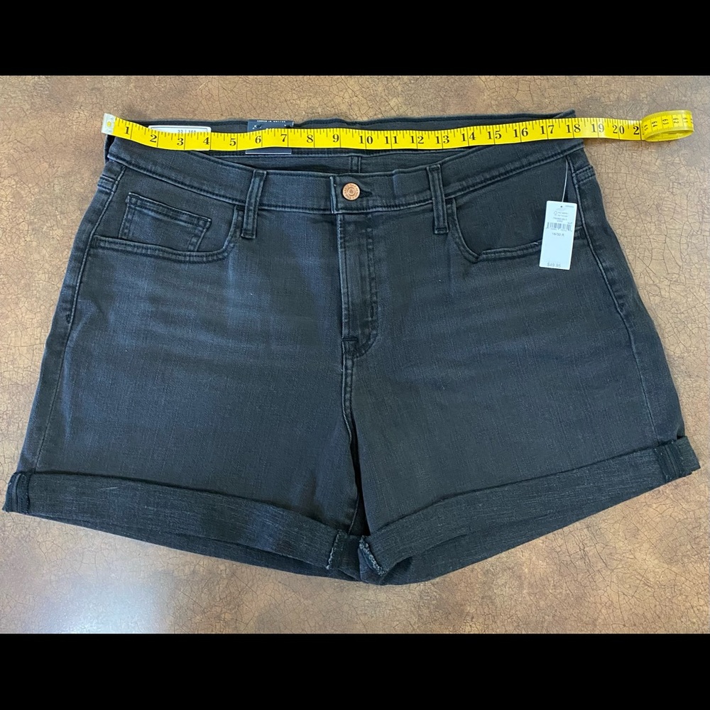 GAP Women’s 5" Mid Rise Denim Shorts with Washwell